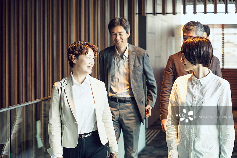 日本女性领导及其团队图片素材