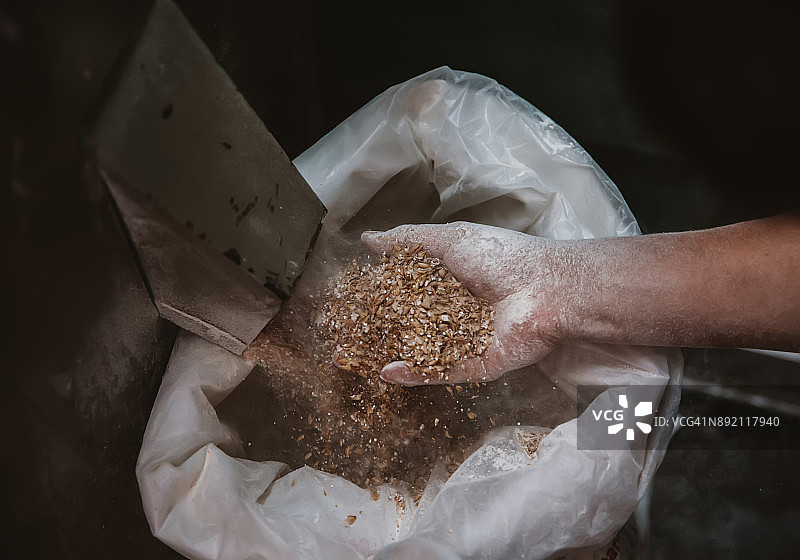 在啤酒厂操作机器的男人图片素材