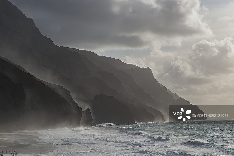 在纳帕利海岸，海浪拍打着悬崖，雾气弥漫图片素材