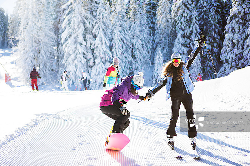 朋友们享受冬季乐趣图片素材