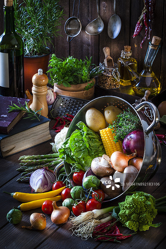 放在乡村厨房滤水器里的色彩鲜艳的新鲜有机蔬菜图片素材