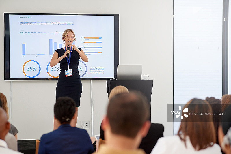 她有很多有价值的观点图片素材