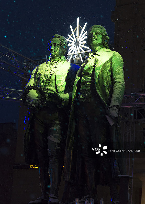 魏玛圣诞市场的歌德和席勒纪念碑图片素材