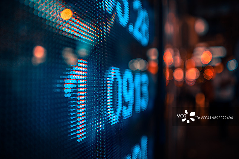 金融股票市场数字和城市灯光图片素材