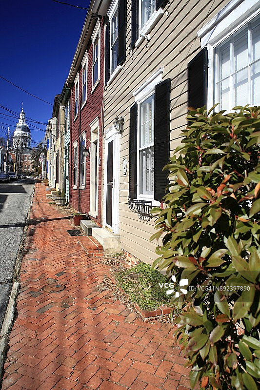 马里兰州议会大厦，位于历史悠久的安纳波利斯镇屋林立的街道尽头图片素材