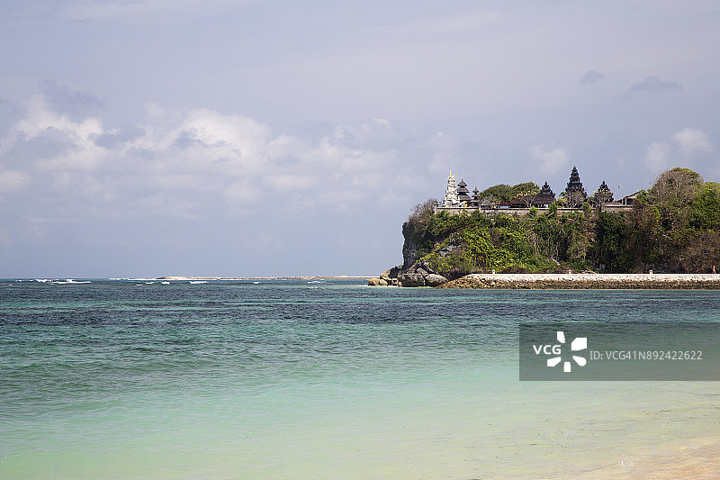 海洋上方绿色悬崖上的寺庙图片素材