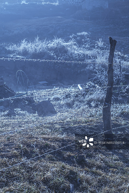 冰冻的铁丝网墙图片素材