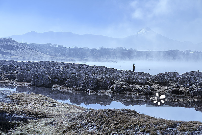 一个人俯瞰着结冰的湖面图片素材