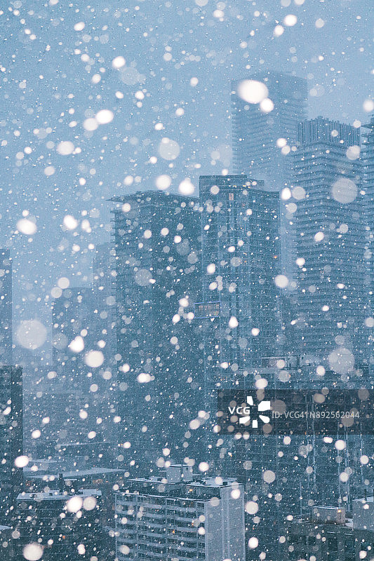 城市里的第一个季节性水晶球图片素材