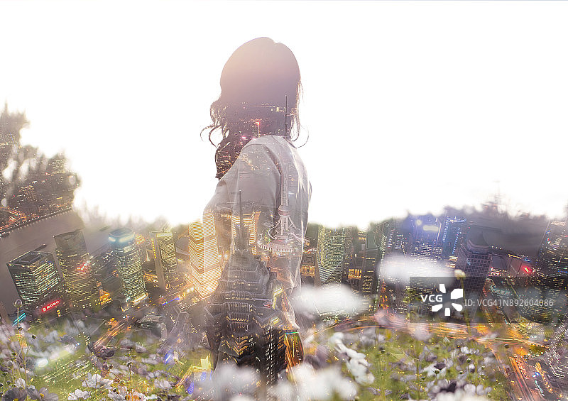 女人与上海城市景观背景的双重曝光图片素材