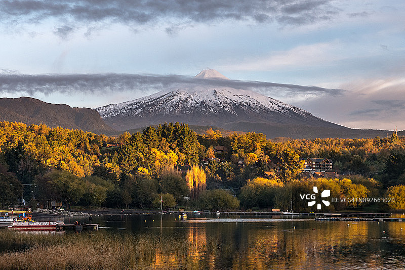 智利比亚里卡火山的秋日日落图片素材