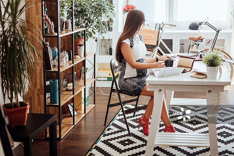 在办公室工作的孕妇图片素材