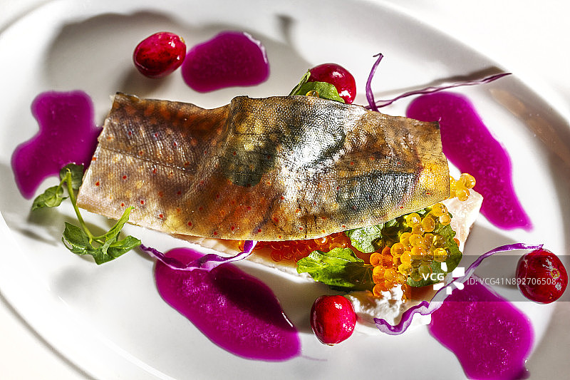 北极红点鲑鱼片配鱼子酱图片素材