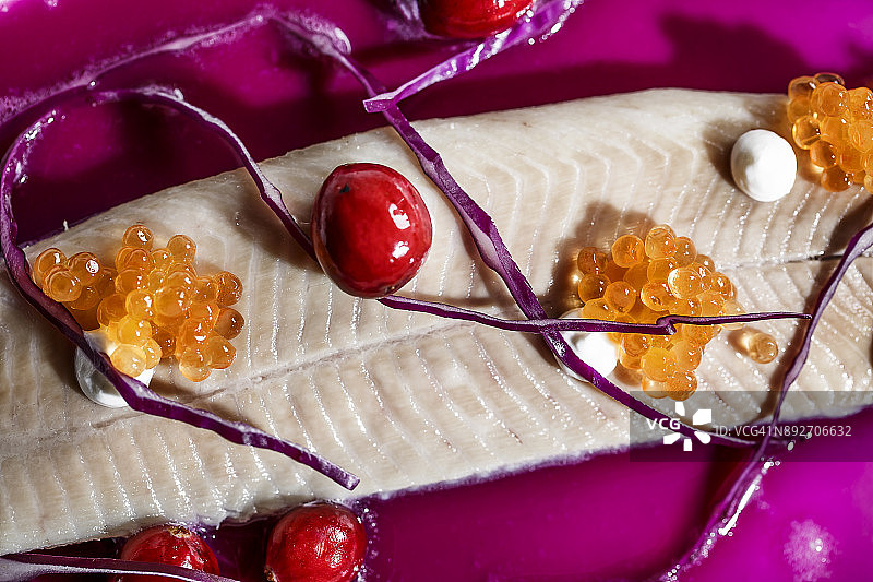 北极红点鲑鱼片配鱼子酱图片素材