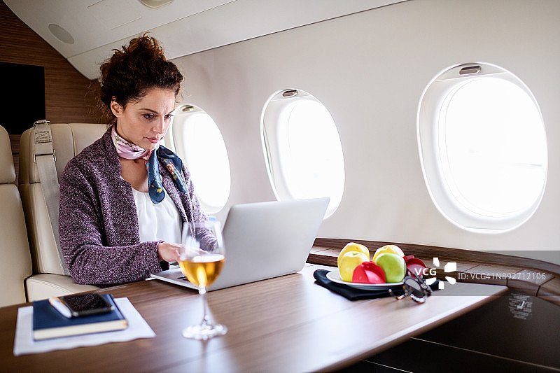 在私人飞机上的女人图片素材