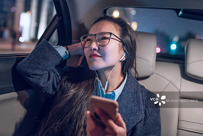 在车里使用手机的女人图片素材