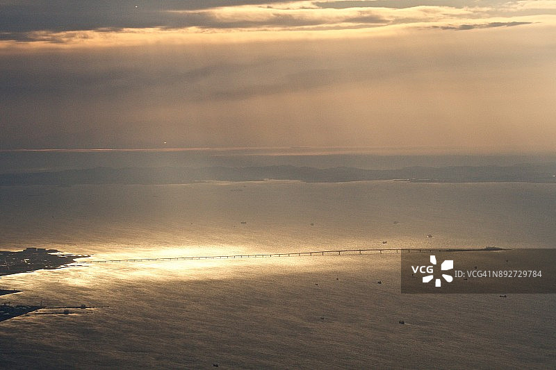 日本东京湾跨海公路水线日落时分的飞机航拍图片素材