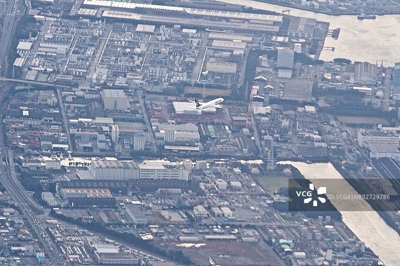 飞机降落日本羽田国际机场图片素材