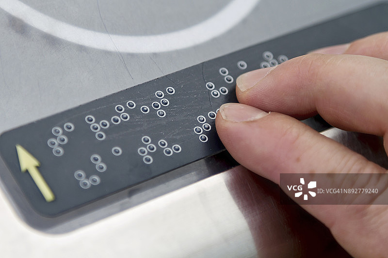 一个人阅读盲文图片素材