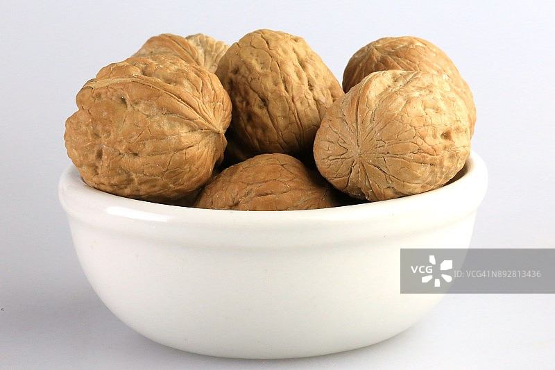 一盘英国核桃（胡桃属）图片素材