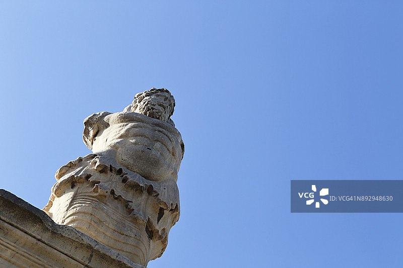 雅典古集市阿格里帕剧场的特里同雕像图片素材