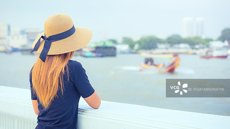 年轻女游客独自在亚洲旅行图片素材