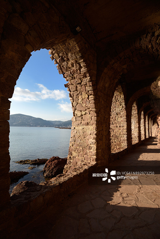 拉纳普勒城堡下的拱门和公共道路，芒德留-拉纳普勒图片素材