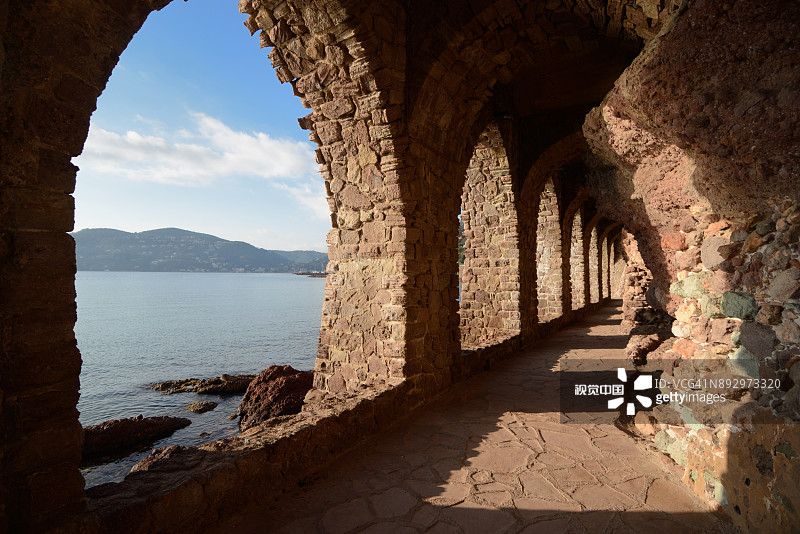 拉纳普勒城堡下的拱门和公共道路，芒德留-拉纳普勒图片素材