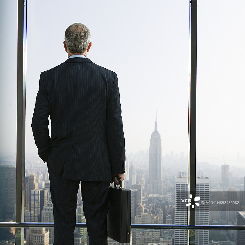 经理欣赏办公室的景色图片素材