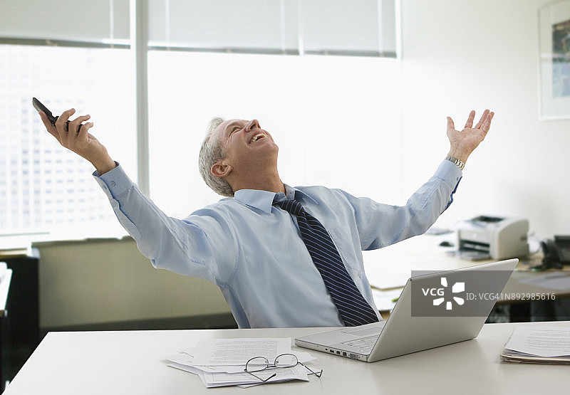 项目经理对电话会议的结果感到满意图片素材