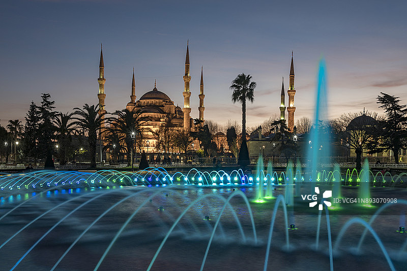 夜晚的蓝色清真寺，土耳其伊斯坦布尔图片素材
