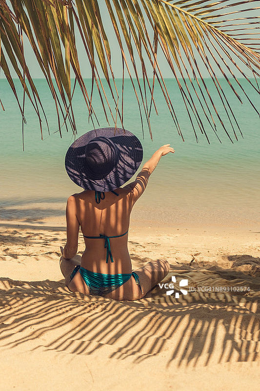 热带海滩上的女子图片素材