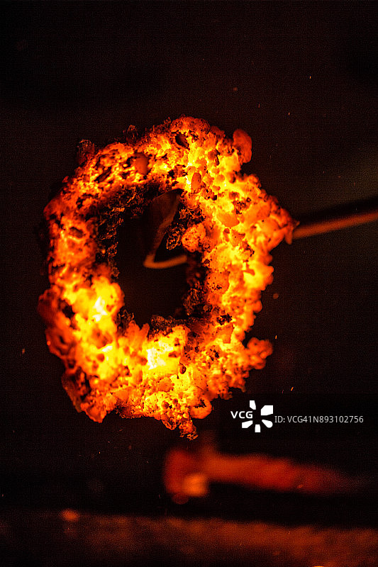 铁匠在煤火上加热金属图片素材