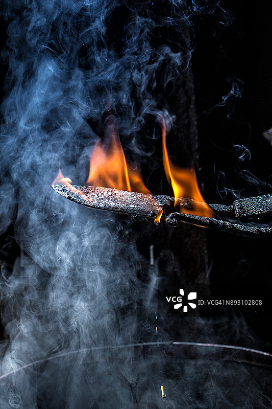 锻造中燃烧的刀刃图片素材