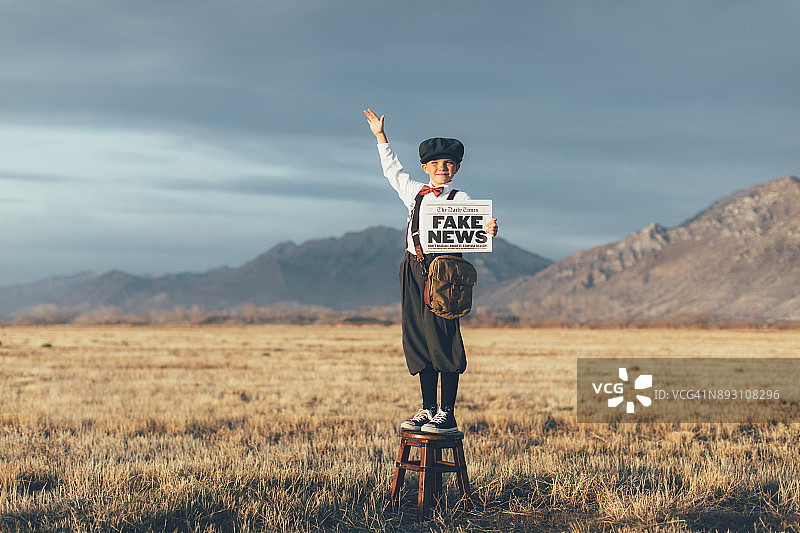 报童拿着仿制报纸图片素材