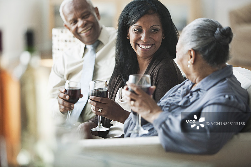 一家人放松享受葡萄酒图片素材