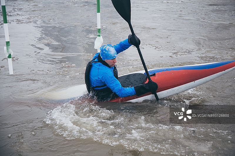 男人划着皮划艇图片素材