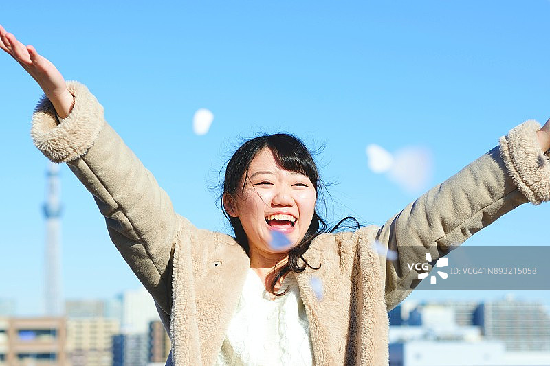 快乐的年轻女人图片素材