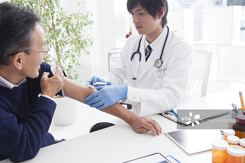 医生正在为病人进行注射图片素材