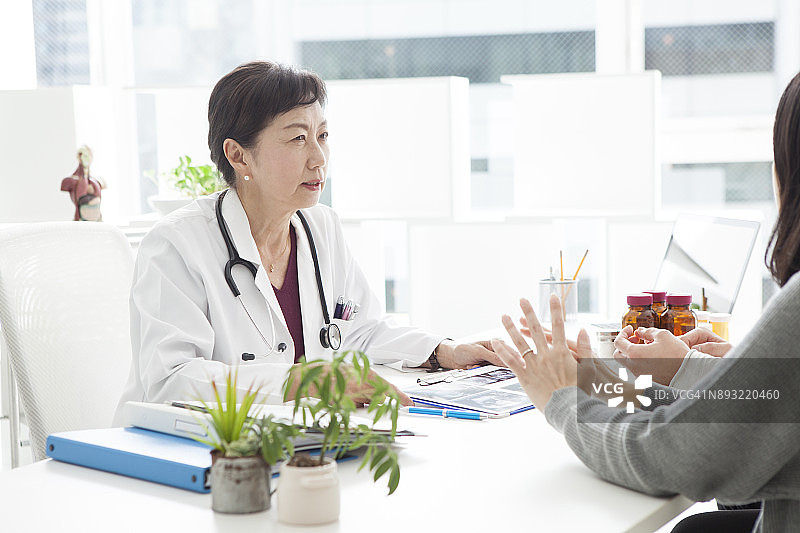 女医生告知年轻夫妇诊断结果图片素材