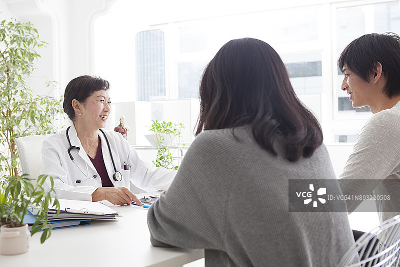 女医生告知年轻夫妇诊断结果图片素材