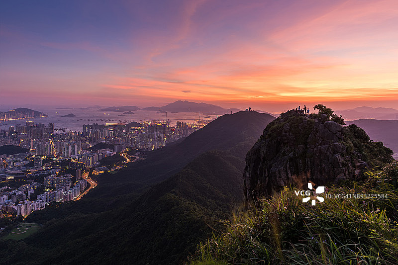 香港狮子山日落后的观景点图片素材