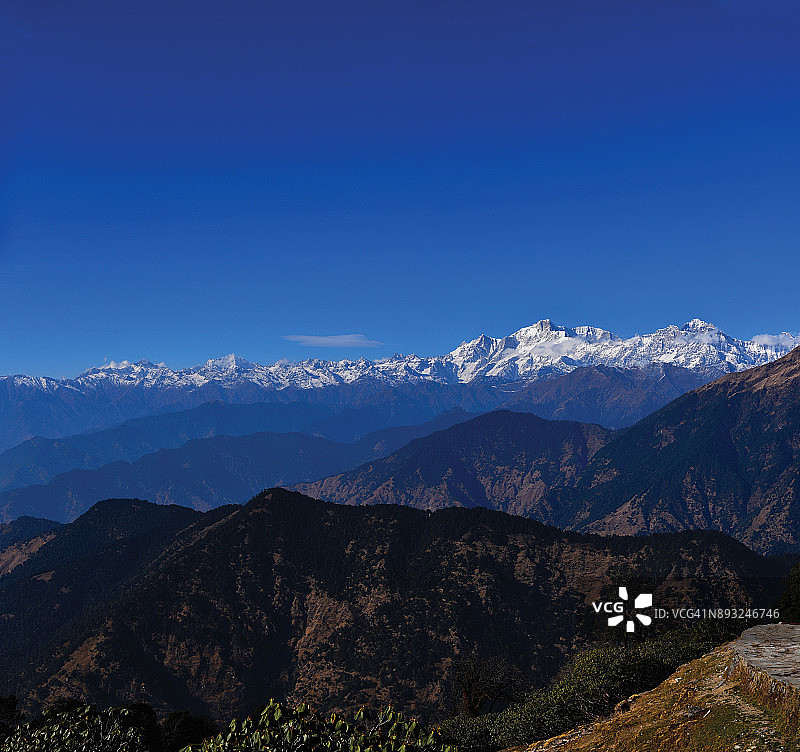 乔普塔-通纳斯-钱德拉希拉徒步路线喜马拉雅山峰全景，如凯达尔纳特、梅鲁、苏梅鲁、象头神山、乔坎巴峰、班达尔蓬奇峰、尼尔坎塔峰、提尔苏里峰、楠达德维峰图片素材