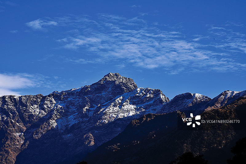 乔普塔-通纳斯-钱德拉希拉徒步路线喜马拉雅山峰全景，如凯达尔纳特、梅鲁、苏梅鲁、象头神山、乔坎巴峰、班达尔蓬奇峰、尼尔坎塔峰、提尔苏里峰、楠达德维峰图片素材