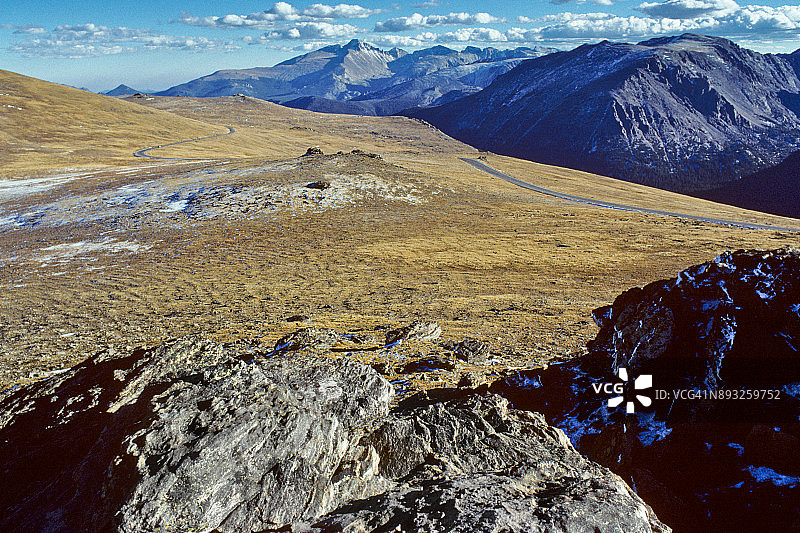 大陆分水岭上的小径岭路图片素材