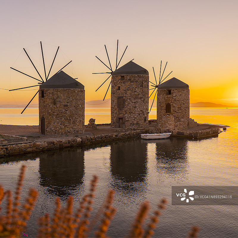希腊希俄斯岛的古老风车图片素材
