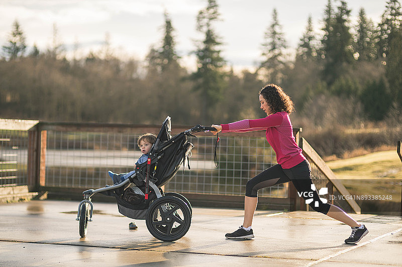 妈妈推婴儿车慢跑图片素材
