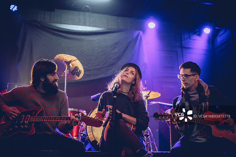 才华横溢的年轻音乐家图片素材