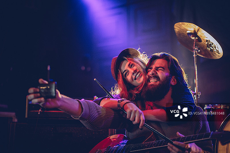 情侣在舞台上自拍图片素材