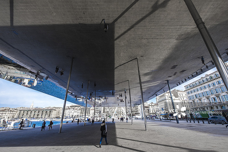 马赛老港的现代建筑图片素材